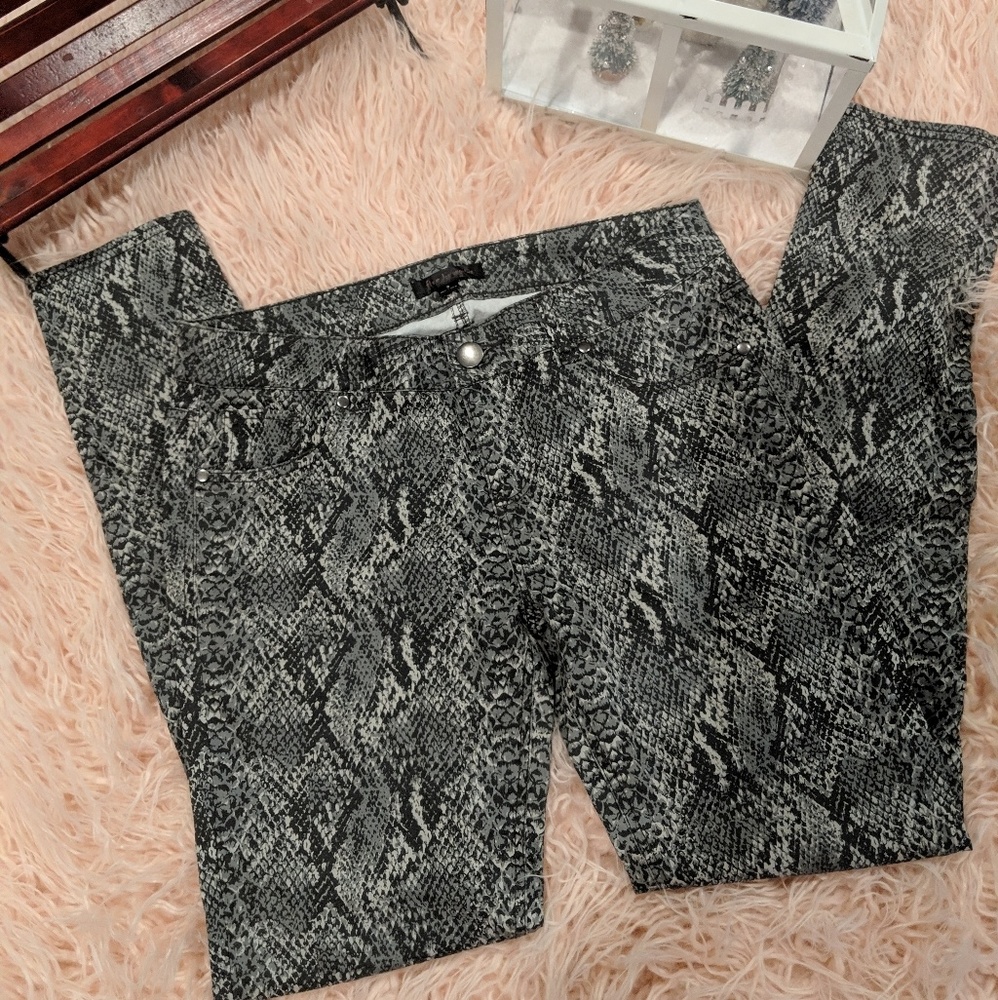⬇️Snake skin patterned Skinny pants